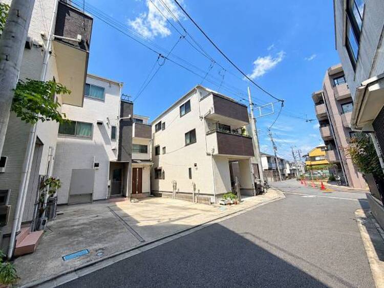 外観 幅員のある道路で、車の出入りもスムーズに行えます。