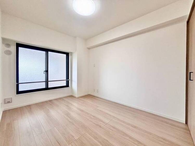 内装 住まう方自身でカスタマイズして頂けるようにシンプルにデザインされた室内。自由度が高いので家具やレイアウトでお好みの空間を創り上げられます。