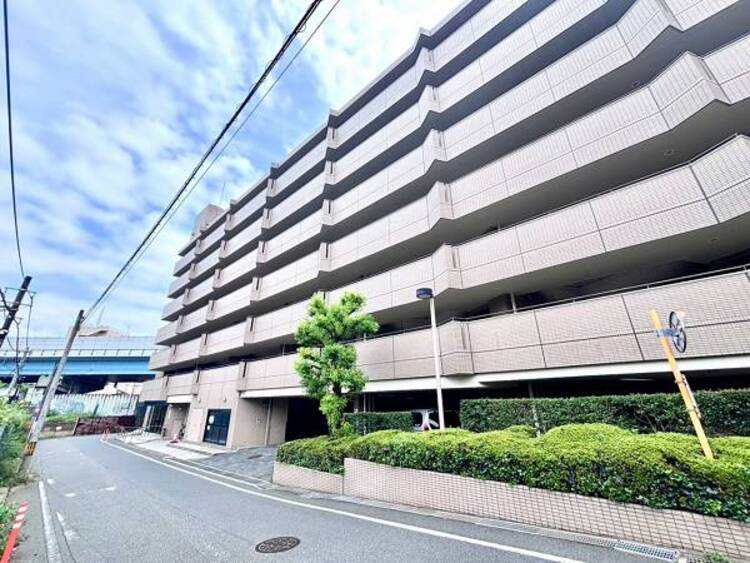 外観 凛とした表情を見せる外観は時の移り変わりの中で様々な表情を見せてくれます。素材の持つ独特な存在感により「永く住み続ける住まい」にふさわしい住宅が完成しました。