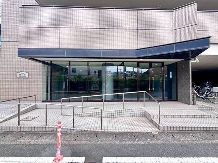 エントランス 外と内をつなぐエントランスは、まさに顔となる場所。シンプルながらも格調高い雰囲気を漂わせて上質な空間を作り出します。満ち足りたプライベートシーンへと誘う気品がありますね。