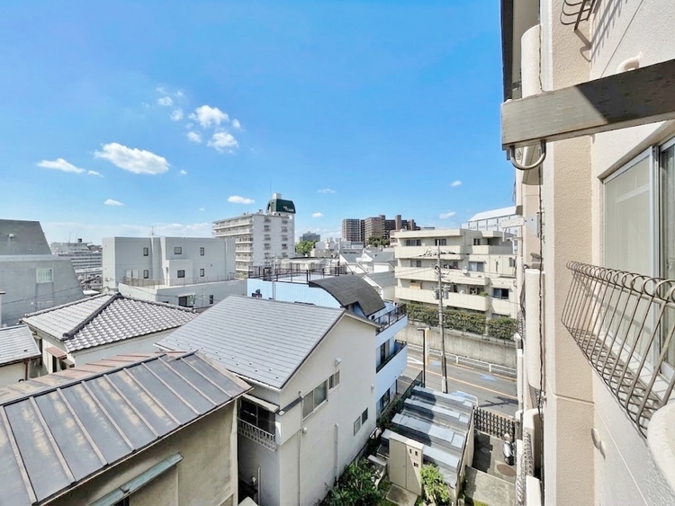 バルコニー 窓を開けると広がる青空。心をリフレッシュして日々を過ごしていきましょう。