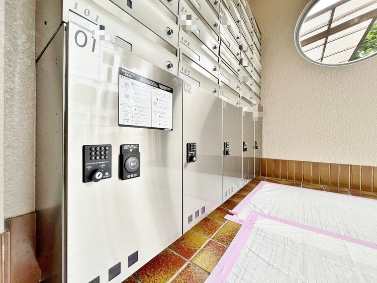 設備 共用部分の宅配ボックスです。留守中の荷物受け取りもできるので、安心して外出ができますね。