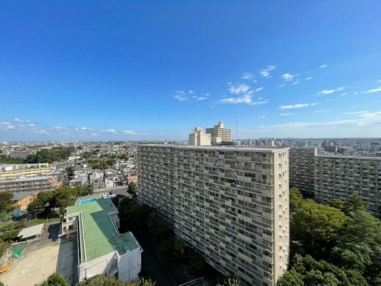 バルコニー 窓を開けると広がる青空。心をリフレッシュして日々を過ごしていきましょう。