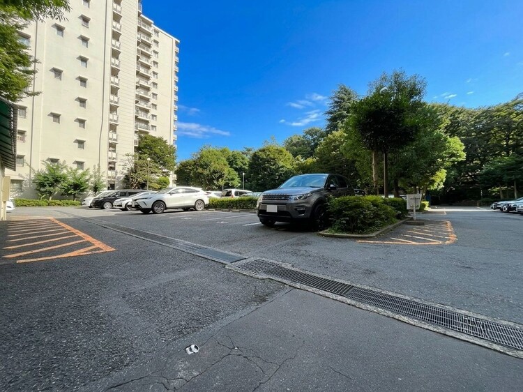 駐車場 本物件の駐車スペースです。車種制限のある場合もございますので、お気軽にお問い合わせくださいませ。