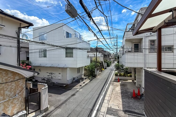 バルコニー 窓を開けると広がる青空。心をリフレッシュして日々を過ごしていきましょう。