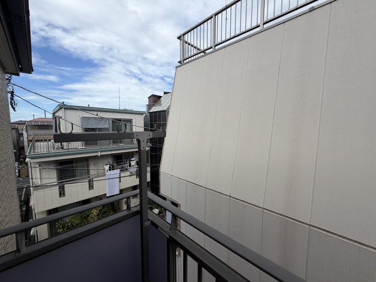 バルコニー 窓を開けると広がる青空。心をリフレッシュして日々を過ごしていきましょう。