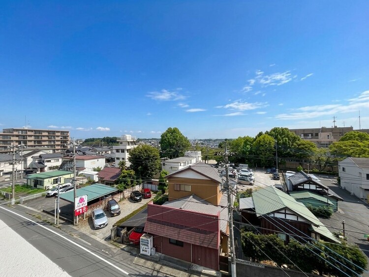 バルコニー 窓を開けると広がる青空。心をリフレッシュして日々を過ごしていきましょう。