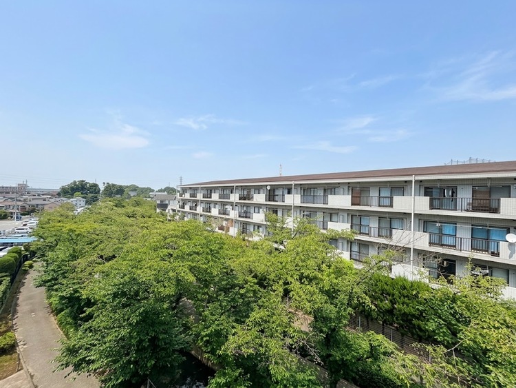 バルコニー 窓を開けると広がる青空。心をリフレッシュして日々を過ごしていきましょう。