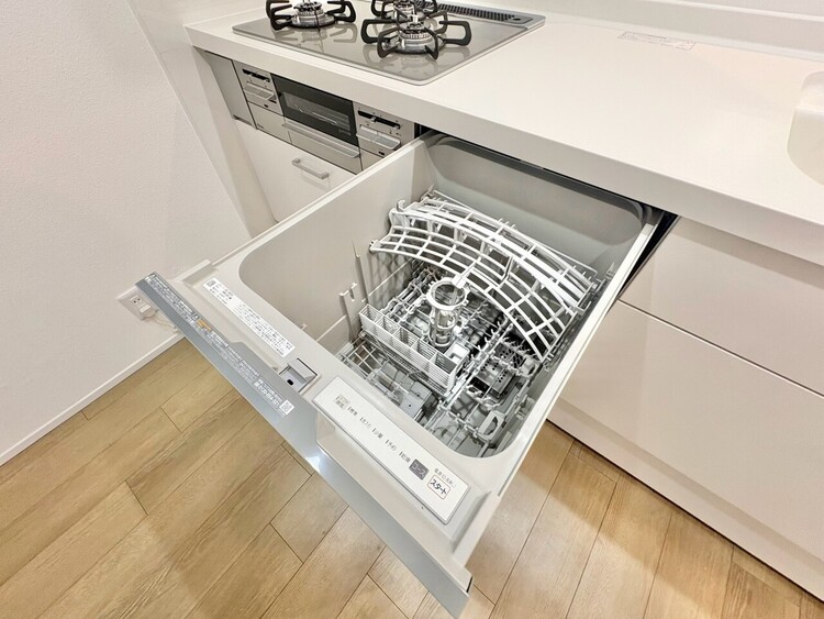 設備 家事の時短に役立つ食洗機。省スペースのビルトインタイプを採用致しました。