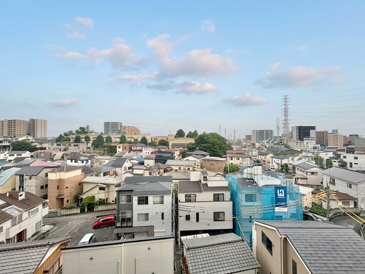 バルコニー 窓を開けると広がる青空。心をリフレッシュして日々を過ごしていきましょう。