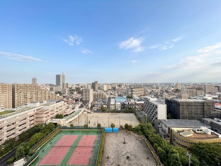 バルコニー 窓を開けると広がる青空。心をリフレッシュして日々を過ごしていきましょう。