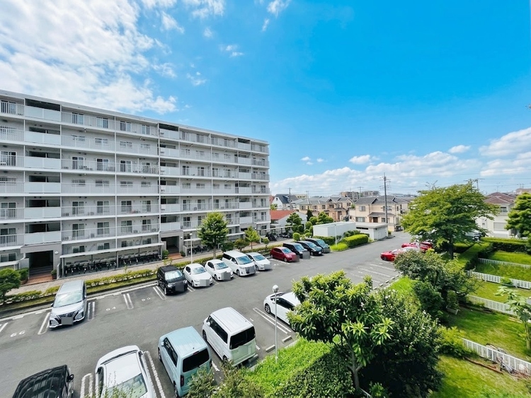 バルコニー 窓を開けると広がる青空。心をリフレッシュして日々を過ごしていきましょう。