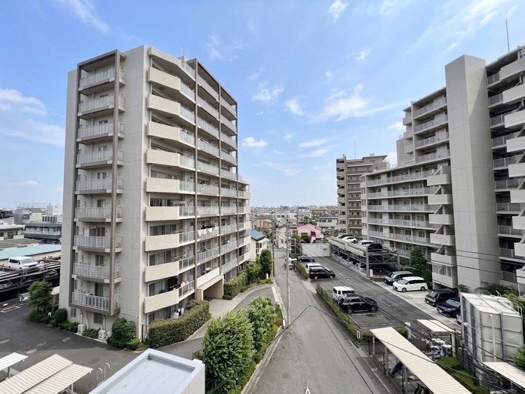 バルコニー 窓を開けると広がる青空。心をリフレッシュして日々を過ごしていきましょう。