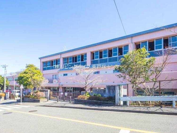 周辺 横浜市立六浦南小学校　610ｍ