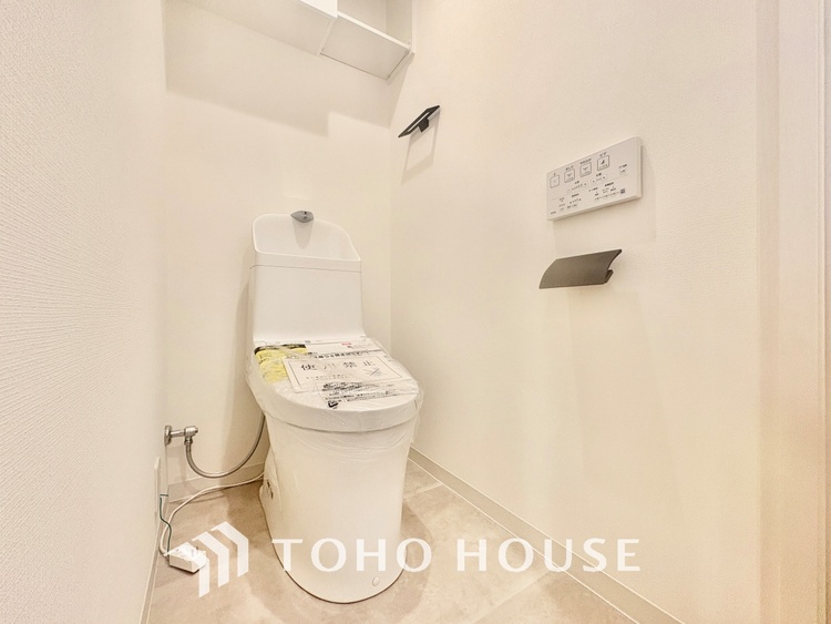 トイレ 【RESTROOM】ホワイト調のクロスと温もり溢れるモダンカラーの床材が見事に調和した本邸宅は、毎日の生活を少しでも快適に過ごして頂ける様に落ち着いた雰囲気作りから行っています。