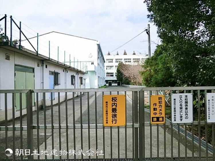 周辺 【都岡中学校】950ｍ　静かな丘の上に立地する中学校です。「心豊かな人」を育てることを軸に協調性や社会性を育みます。小中学校が隣接しており進学後の環境の変化が少なく安心です。