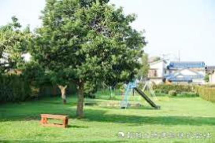 周辺 【都岡町公園】940ｍ　豊かな緑に包まれた空間で、遊具遊びやのんびりとした散策が楽しめ、地域の人々が心地よく集い憩える開放的な公園です。