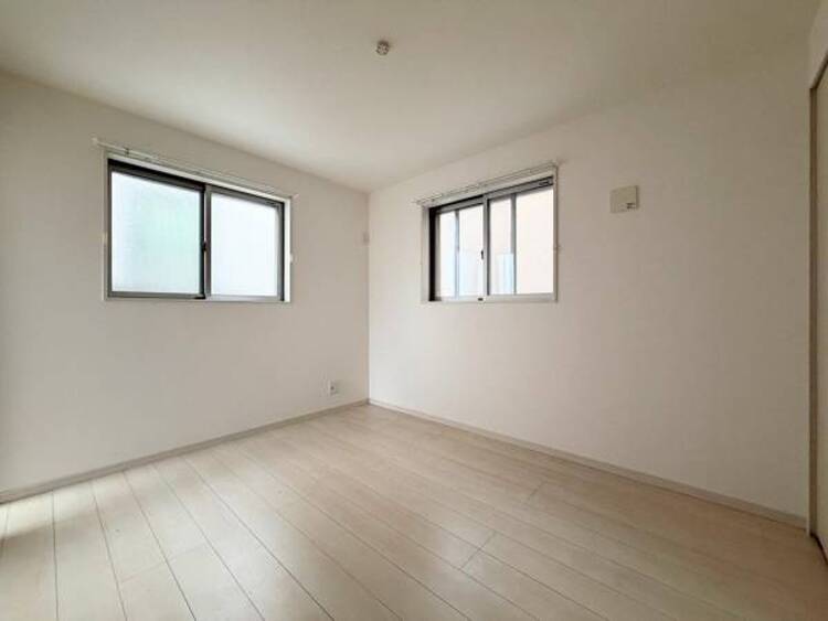 内装 ●〇2面採光でお部屋の隅々まで明るい印象の居室。バルコニーにも出られて、おひさまの光と爽やかな風をたっぷりと取り込めます。勉強やテレワーク中の方も簡単に気分転換。毎日の生活も自然と明るくなりそう　〇●