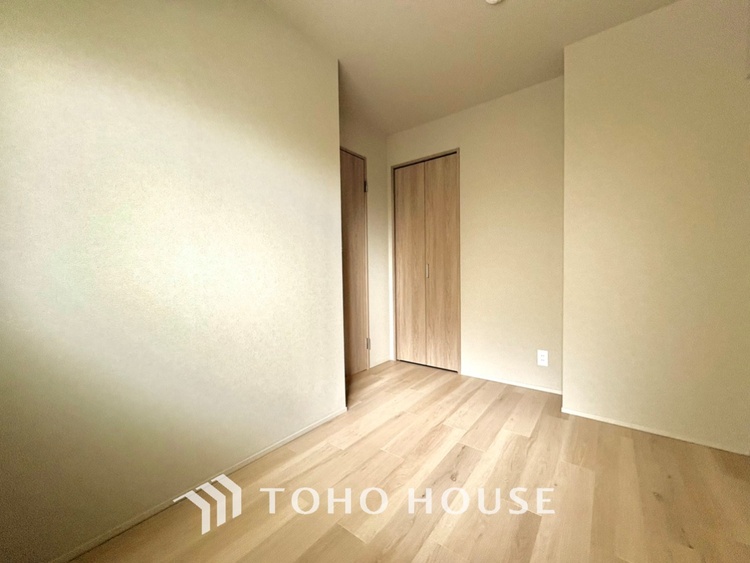 内装 【居室】ゆったりとした広さで、ベッドを置いても余裕のある空間です。