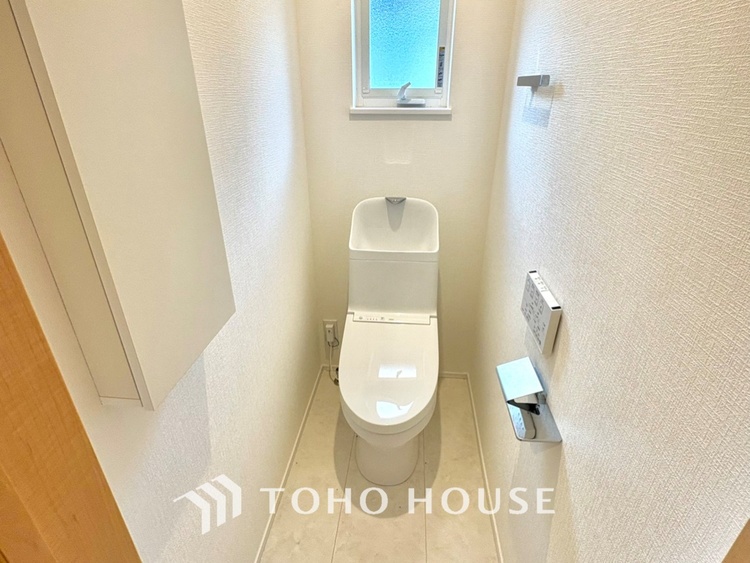 トイレ 【トイレ】落ち着いた空間に仕上がっており快適にご使用できそうです。