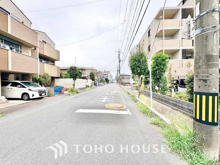 その他 十分な幅員と見通しの良さを確保した平坦な道路環境。横断歩道が設置され歩行者の安全にも配慮されており、日常のお買い物や通学、お車の出し入れもストレスなく行える安心の周辺環境です。