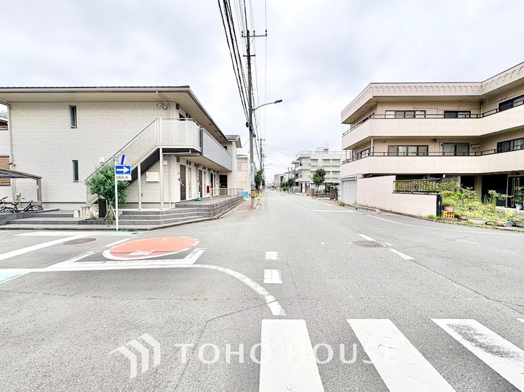 その他 豊かな緑が整った綺麗でフラットな道路アプローチ。高低差のないフラットな道は、徒歩や自転車での移動もスムーズで、小さなお子様やご年配の方も安心して通行できる穏やかな住環境です。