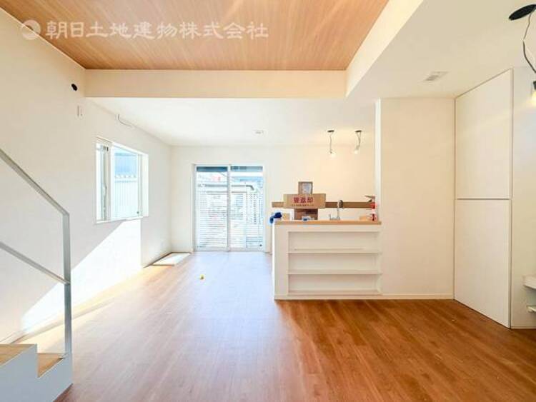 居間 お天気が晴れの日は照明をつけなくても充分明るいリビングです！どこか落ち着きのある広々とした内装です！皆で過ごす空間が、目に浮かんでくる様な優しいリビングダイニングです！くつろいだり楽しい時間を是非！