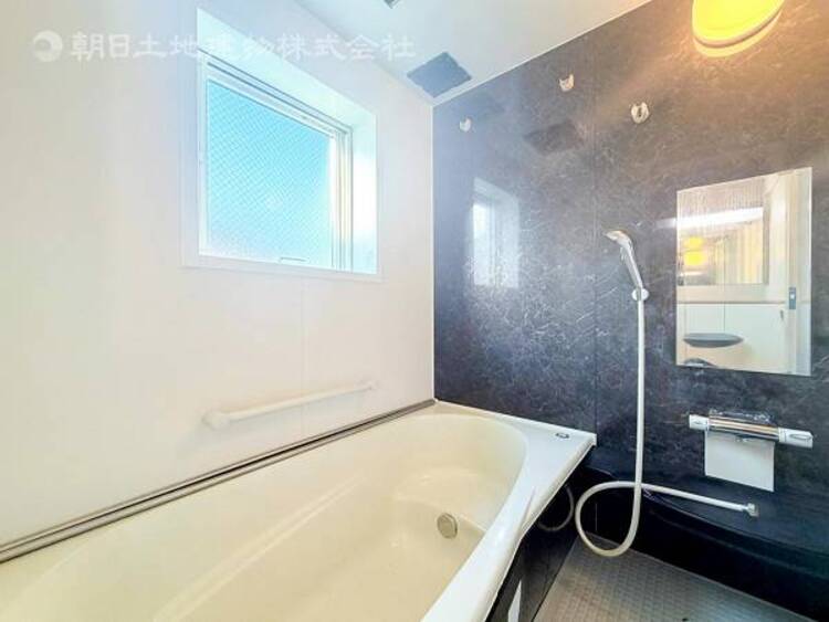 風呂 【浴室】ゆったりと寛げる広々バスで足を伸ばしてリラックス。　最新のユニットバスは設備も充実です。