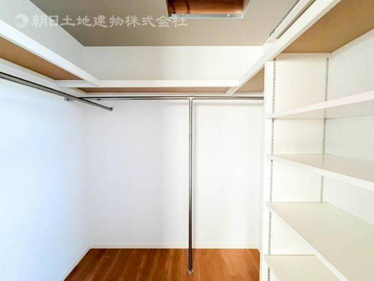 収納 【収納】適材適所に設けた収納は、奥行きもあり多くの物の収納が可能です。扉を閉めるとパッと隠すことができるので、いつでも室内が整理整頓でき気持ちのいい空間として使えます!