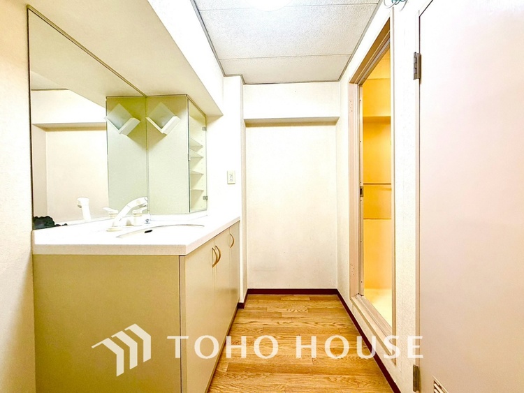 風呂 【WASHROOM】◆快適◆煌びやかな暮らしの中にも忘れたくない快適さ。大きな収納が助けてくれます。