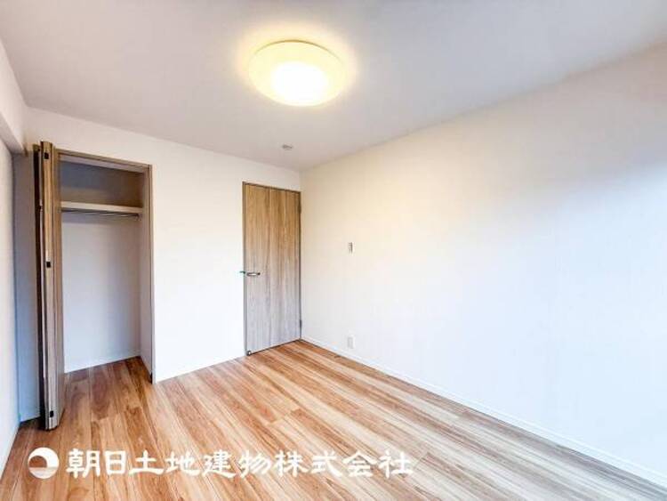 内装 【居室】趣味・感性で個性的に飾って頂けるようシンプルに仕上げてあります。