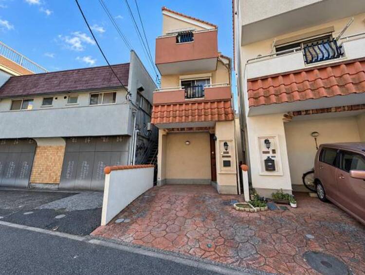 外観 空を広く感じられる開放感が魅力の立地環境がおすすめです！陽射しと風が日々の暮らしを彩ります！！！現地では街並みや道路の雰囲気もご確認いただけます。現地で新生活を想像しながらぜひご覧ください。 