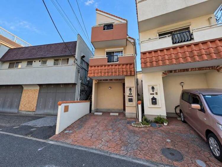 外観 毎日のお散歩も楽しみになる緑豊かな住環境で心安らぎます！！！休日のお散歩も心から楽しくなりそうです！自然の潤いを身近に感じられる環境は、日々の暮らしにこころに彩りとやすらぎを添えてくれそうです。 