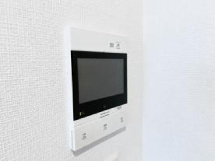 設備 【カラーモニターホン】来客者を確認でき最新から遡って見れる録画機能もついていて安心です。モニター越しに来訪者が確認できる防犯に欠かせないインターホン付き。 
