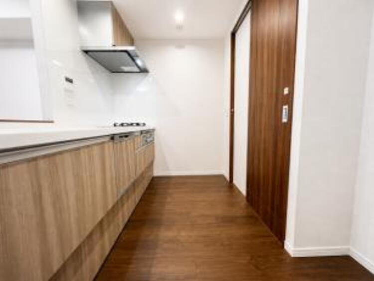 その他 【カウンターキッチン】吊戸棚のないオープンカウンターキッチンなのでリビング・ダイニングが見渡せます。動線もよく、調理中も会話が楽しめ、小さなお子様には目を配りながらできるので安心です！ 