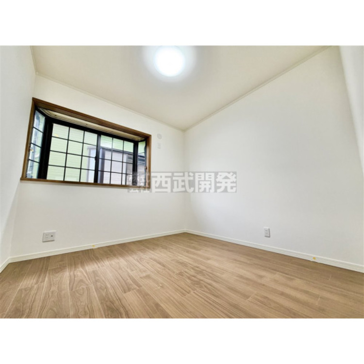 内装 明かり取りの窓が一つあるだけでお部屋の印象がぐっと変わります。
