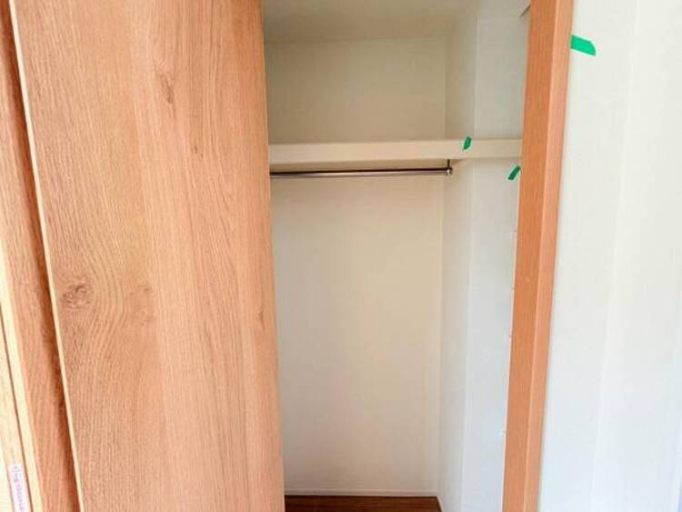 その他 収納スペースを確保しております。季節のお洋服など保管が可能です。居室内に余計な収納をおく必要がないため、ベッドやお布団を置くスペースが確保できます。広い空間で睡眠ができるため、疲れも癒されます。