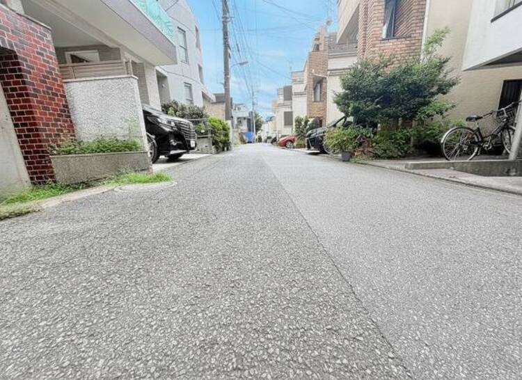 その他 お子様と手を繋いで並んで歩けるくらい広い前面道路です。