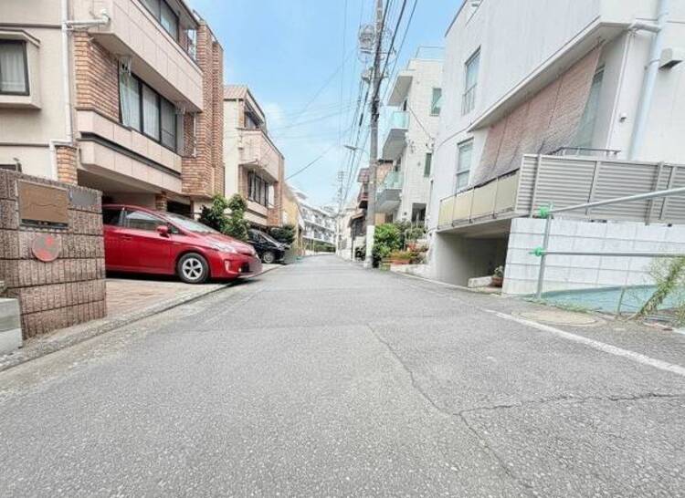 その他 お住まいの前を通るのはご近所さんだけの閑静な道です。静かな住環境を叶えられます。