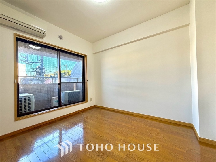 内装 大きく開け放たれた壮大な景色。都内にいることを忘れさせてくれる自然豊かな分譲地。風がそよぎ、青空が歌い、太陽が微笑んでくれる幸せな住まい。