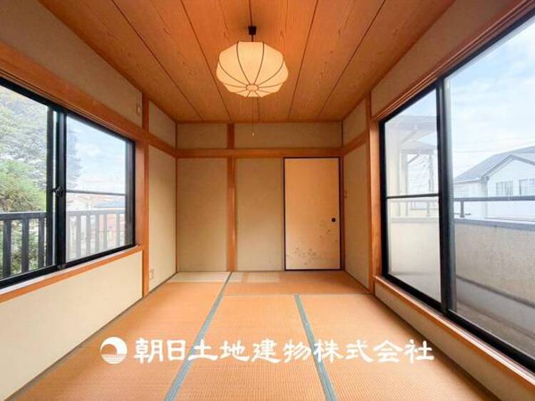 内装 【和室】 和室には洋室とはまた違った良さがある。畳の香りに癒され、日本を感じることのできる落ち着きある一部屋です。障子からこぼれる光も優しく心穏やかになる空間です。ここでお昼寝なんて・・・贅沢ですね。 