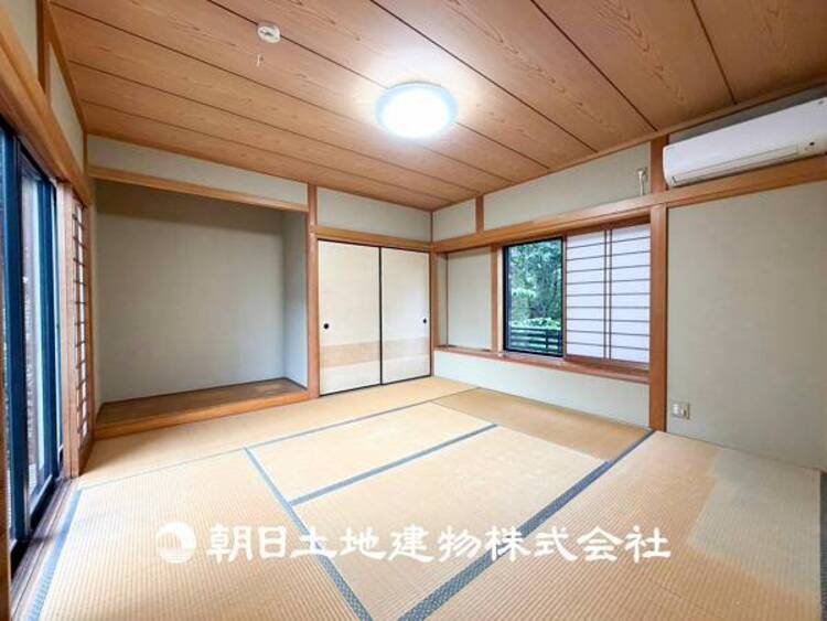 内装 【和室】 近年減少傾向にありますが、和室があることで落ち着きと癒しの空間が生まれます。来客時の客室としても利用できますし、お子様のプレイルームやお昼寝に良いお部屋です。 
