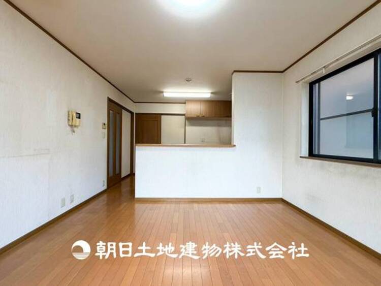 居間 【リビング】大切なご家族、招いた友人と過ごすひと時を溢れる光が優しく包み込む空間。大切な人とともに、心穏やかに過ごすひととき。家族との時間、自分の時間を大切にできる空間を作りました。