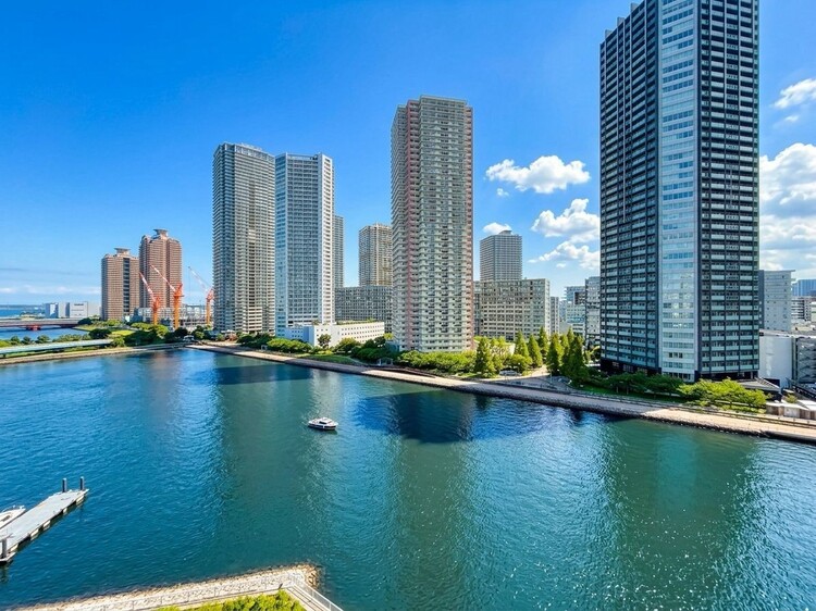 バルコニー 窓を開けると広がる青空。心をリフレッシュして日々を過ごしていきましょう。