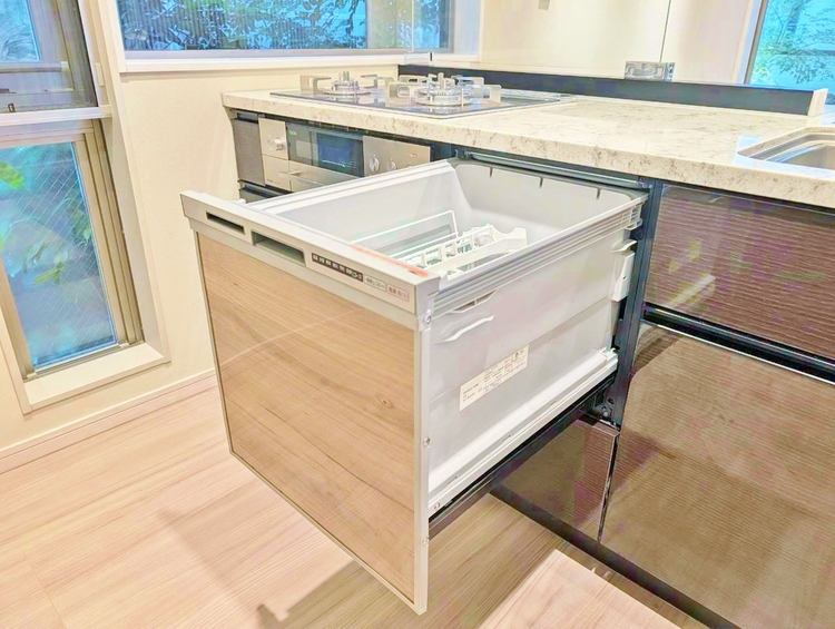 設備 食器洗いの負担を軽減。手荒れを抑えて、節水効果も見込めます。省スペースのビルトインタイプです。