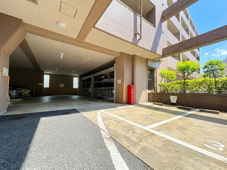 駐車場 本物件の駐車スペースです。車種制限のある場合もございますので、お気軽にお問い合わせくださいませ。