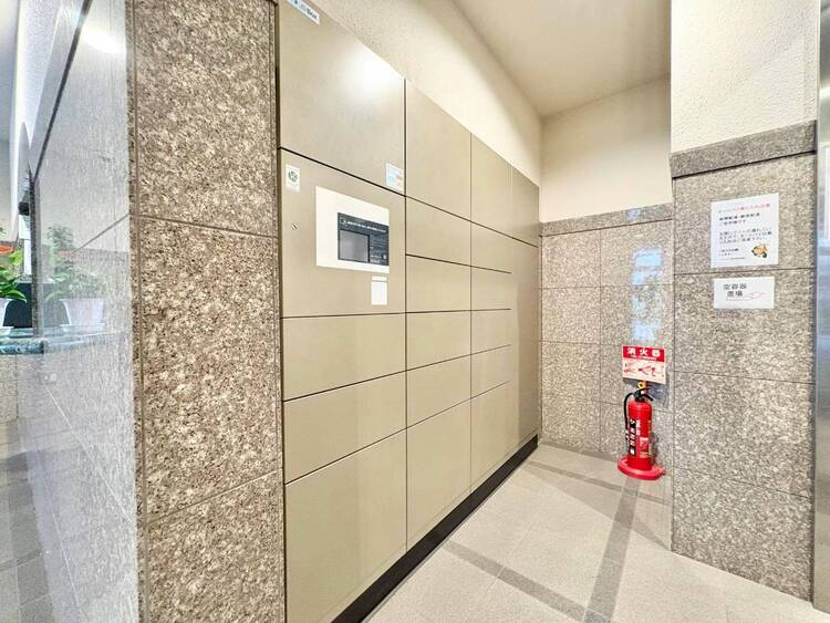 その他 共用部分の宅配ボックスです。留守中の荷物受け取りもできるので、安心して外出ができますね。