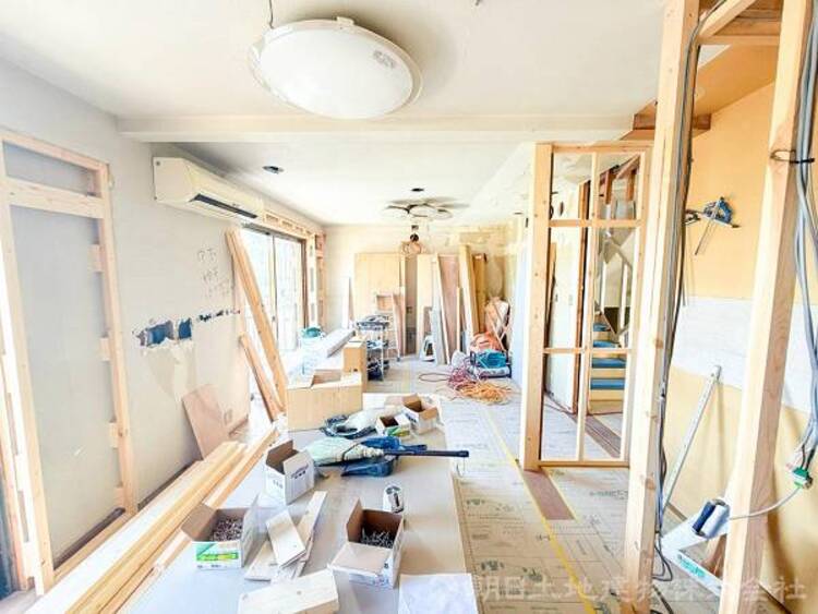 居間 現在リフォーム工事中！家の良し悪しだけではなく周辺環境も重要なポイントとなります！ご案内時に周辺環境もご案内いたします！