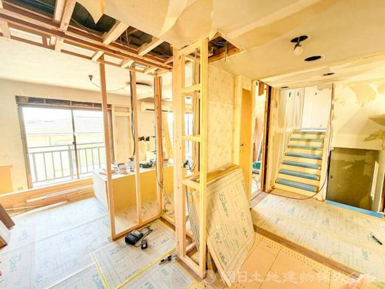 居間 現在リフォーム工事中！お天気が晴れの日は照明をつけなくても充分明るいリビングです！どこか落ち着きのある広々とした内装です！皆で過ごす空間が、目に浮かんでくる様な優しいリビングダイニングです！くつろいだり楽しい時間を是非！