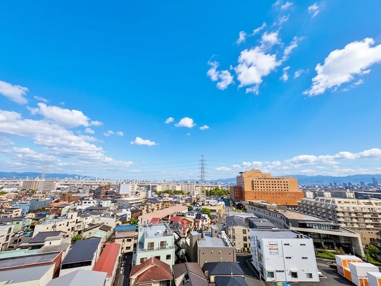 バルコニー 窓を開けると広がる青空。心をリフレッシュして日々を過ごしていきましょう。